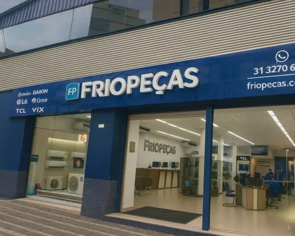 Fachada de loja de refrigeração, com letreiro em letra caixa iluminada e vitrine de ar-condicionados